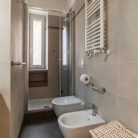 In The Shadow Of The Olympic Stadium דירה *