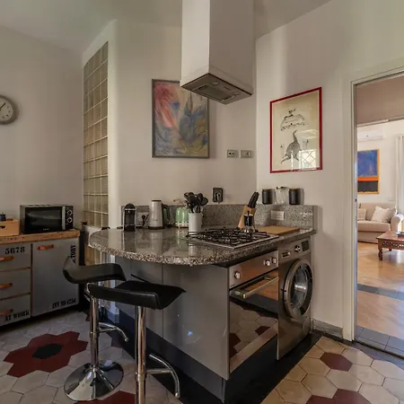 In The Shadow Of The Olympic Stadium דירה